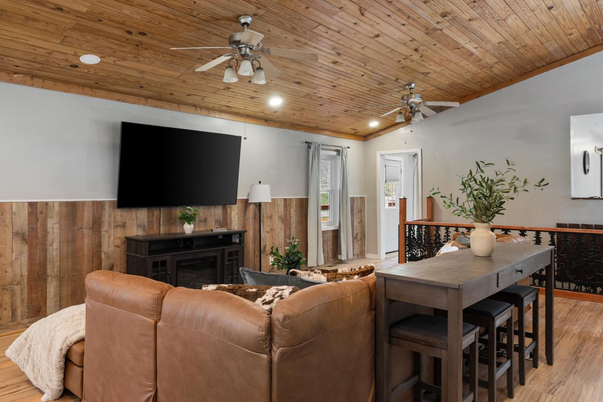 Spacious Cabin Near Hocking Hills And Caves With Hot Tub And Firepit Laurelville 외부 사진