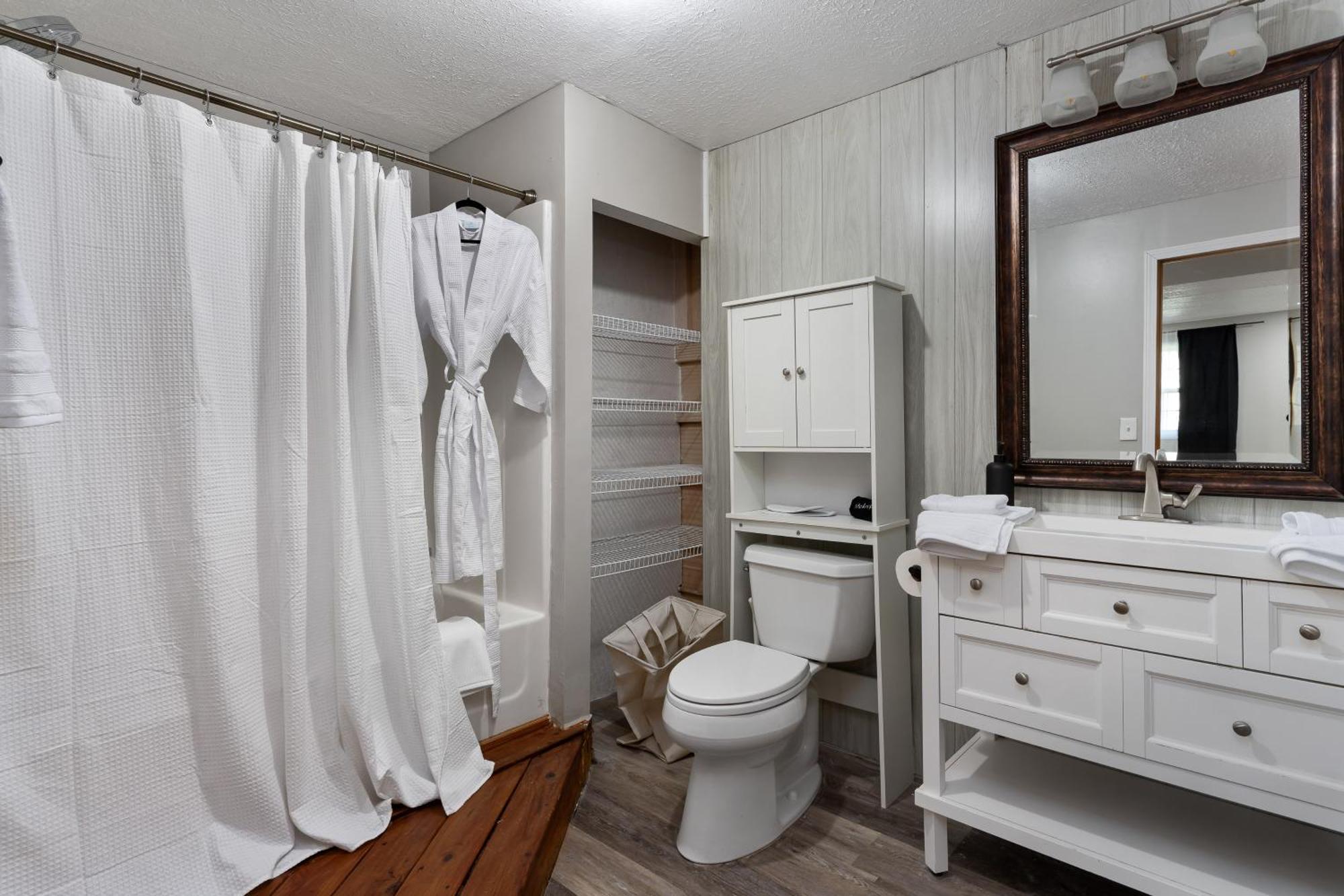 Spacious Cabin Near Hocking Hills And Caves With Hot Tub And Firepit Laurelville 외부 사진