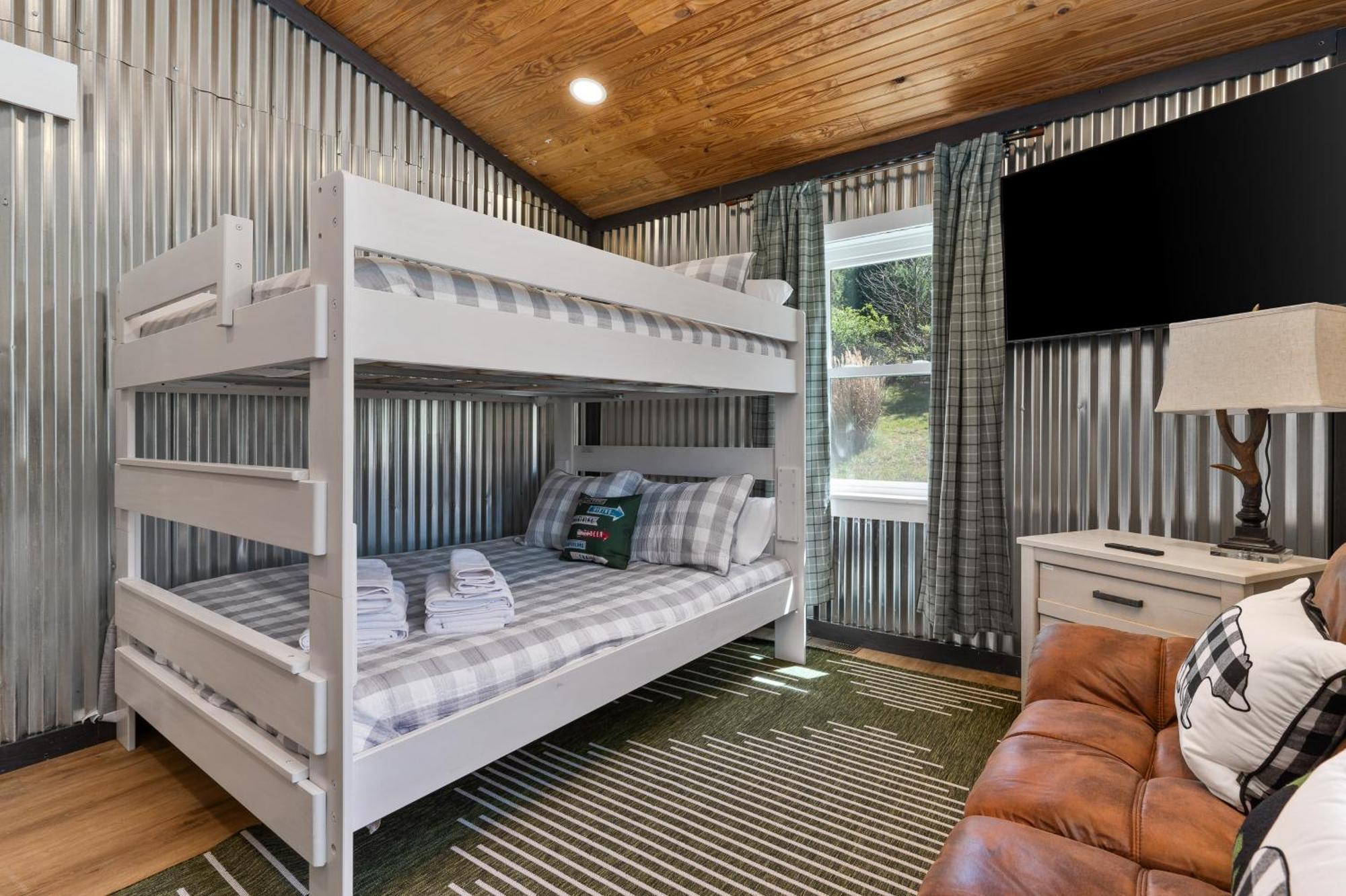 Spacious Cabin Near Hocking Hills And Caves With Hot Tub And Firepit Laurelville 외부 사진